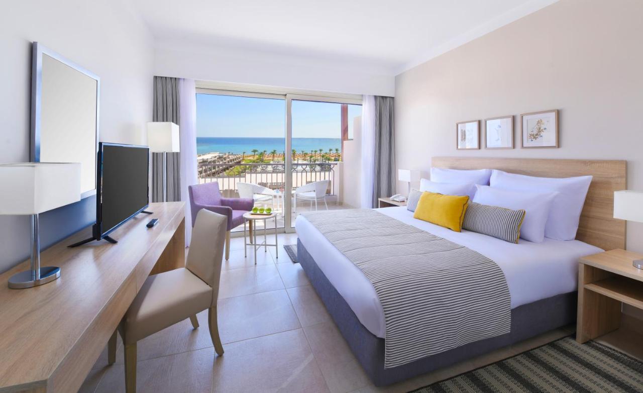 Camera Familiare Deluxe con 1 Letto Queen-Size o 2 Letti Singoli e Vista Piscina e Mare